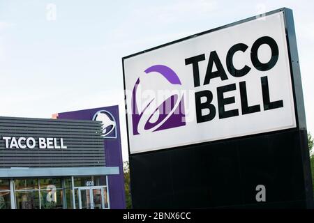 Ein Logo-Schild vor einem Taco Bell Restaurant in Winchester, Virginia am 2. Mai 2020. Stockfoto
