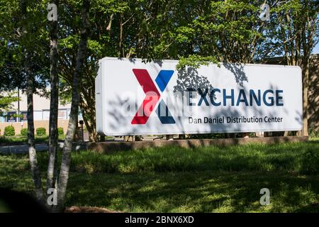 Ein Logo-Schild vor einer Einrichtung, die am 2. Mai 2020 vom Army & Air Force Exchange Service in Newport News, Virginia besetzt wurde. Stockfoto