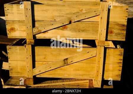 Holzkisten öffnen sich und stapeln sich aufeinander Stockfoto