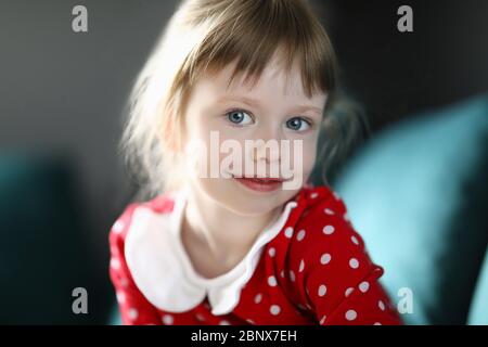 Glücklich Kind Mädchen Porträt gegen zu Hause Stockfoto