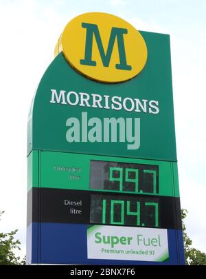 Eine Morrisons Tankstelle verkauft bleifreies Benzin mit 99,7 Pence pro Liter, das erste Mal seit 2016 wurde Benzin unter £1 pro Liter verkauft.der weltweite Ölmarkt-Crash, ausgelöst durch die Sperrung des Coronavirus, hat den Rohölpreis auf ein nahezu 20-Jahres-tief abgeflaut. Jetzt, angeführt von britischen Supermarket-Ketten, ist bleifreies Benzin jetzt auf Verkauf im ganzen Land bei unter £1 pro Liter. Stockfoto