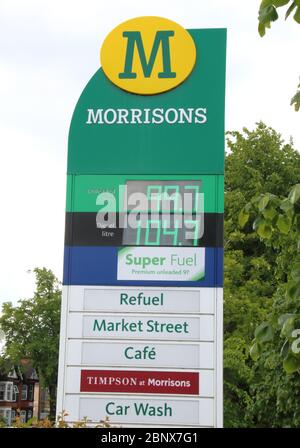 Eine Morrisons Tankstelle verkauft bleifreies Benzin mit 99,7 Pence pro Liter, das erste Mal seit 2016 wurde Benzin unter £1 pro Liter verkauft.der weltweite Ölmarkt-Crash, ausgelöst durch die Sperrung des Coronavirus, hat den Rohölpreis auf ein nahezu 20-Jahres-tief abgeflaut. Jetzt, angeführt von britischen Supermarket-Ketten, ist bleifreies Benzin jetzt auf Verkauf im ganzen Land bei unter £1 pro Liter. Stockfoto