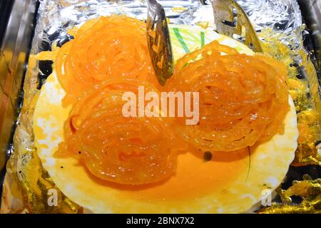 Indische köstliche süße Jalebi auf einem Teller platziert Stockfoto