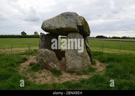 Die neolithische Grabkammer von Bodowyr in Llangaffo auf der Isle of Anglesey in Nordwales besteht aus 5 Steinen Stockfoto