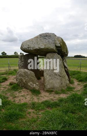 Nahaufnahme der Bodowyr Neolithischen Grabkammer in Llangaffo auf der Isle of Anglesey in Nord Wales besteht aus 5 Steinen Stockfoto