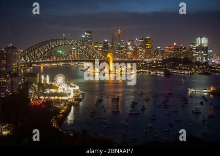 sydney Harbour Bridge bei Nacht von Lavender Bay aus gesehen Stockfoto