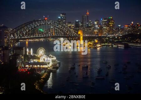 sydney Harbour Bridge bei Nacht von Lavender Bay aus gesehen Stockfoto