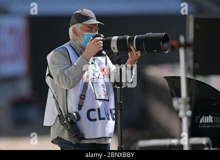 Augsburg, 16. Mai 2020, , Fussball 1. Bundesliga 2019/2020, 26. Spieltag, FC Augsburg - VfL Wolfsburg, in der WWK-Arena Augsburg, Medienvertreter / Presse / Fotograf mit Mundschutzmaske © Peter Schatz/ Pool / Alamy Live News via B.Feil/MIS nur für redaktionelle Verwendung! Die DFL-Bestimmungen verbieten die Verwendung von Fotos als Bildsequenzen und/oder quasi-Video. Stockfoto