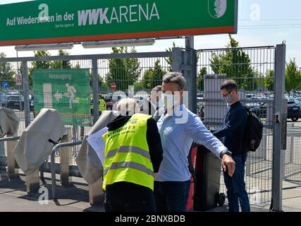 Augsburg, 16. Mai 2020, Fussball 1. Bundesliga 2019/2020, 26. Spieltag, FC Augsburg - VfL Wolfsburg, in der WWK-Arena Augsburg, Sicherheitskontrolle am Eingang zum Stadion der WWK Arena, Medienvertreter und Mitarbeiter mit Mundschutzmaske © Peter Schatz/ Pool / Alamy Live News via B.Feil/MIS nur für redaktionelle Verwendung! Die DFL-Bestimmungen verbieten die Verwendung von Fotos als Bildsequenzen und/oder quasi-Video. Stockfoto