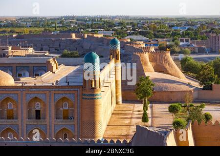 Blick auf die alte Mauer von Chiwa vom Wachturm der Khuna Arche, der Festung und Residenz der Herrscher von Chiwa, in Usbekistan. Stockfoto