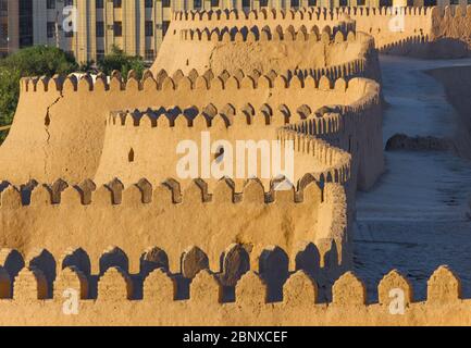 Blick auf die alte Mauer von Chiwa vom Wachturm der Khuna Arche, der Festung und Residenz der Herrscher von Chiwa, in Usbekistan. Stockfoto