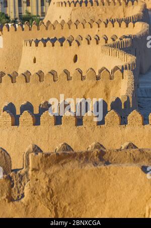 Blick auf die alte Mauer von Chiwa vom Wachturm der Khuna Arche, der Festung und Residenz der Herrscher von Chiwa, in Usbekistan. Stockfoto