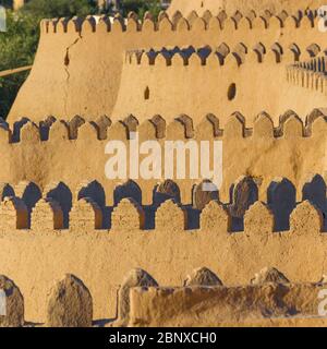 Blick auf die alte Mauer von Chiwa vom Wachturm der Khuna Arche, der Festung und Residenz der Herrscher von Chiwa, in Usbekistan. Stockfoto