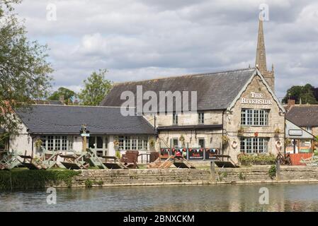 Der Fluss und Kirchturm, Lechlade, Stadt am südlichen Rand der Cotswolds in Gloucestershire, England, Stockfoto