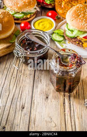 Hausgemachte Speck Marmelade in Gläsern, mit Brot und Burger Stockfoto