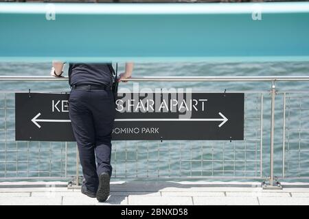 New York, NY, USA. Mai 2020. Während der COVID-19-Pandemie am 16. Mai 2020 in New York steht ein Mann im Domino Park im Borough of Brooklyn. Kredit: Bryan Smith/ZUMA Wire/Alamy Live News Stockfoto