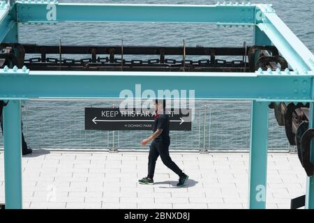 New York, NY, USA. Mai 2020. Ein Mann spaziert während der COVID-19-Pandemie am 16. Mai 2020 in New York durch den Domino Park im Borough of Brooklyn. Kredit: Bryan Smith/ZUMA Wire/Alamy Live News Stockfoto