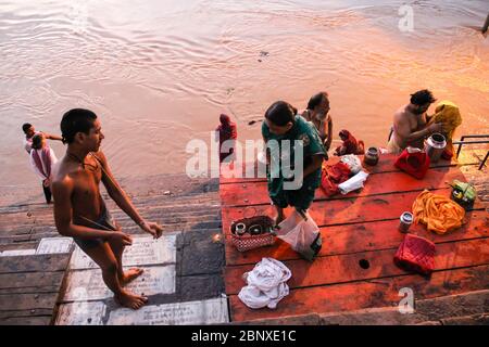 Indien, Varanasi - Bundesstaat Uttar Pradesh, 31. Juli 2013. Eine Gruppe von Gläubigen Menschen nach ihrem täglichen Ganges-Fluss baden und beten in der Morgendämmerung. Stockfoto