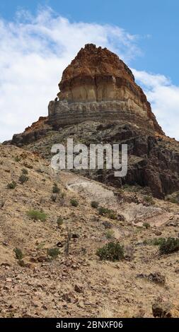 Cerro Castellan (Castolon Peak) - Schichten in diesem Turm sind aus mehreren Lavaströmen und vulkanischen Tuffs (Ascheablagerungen) mit Schichten von Kies und Ton werden
