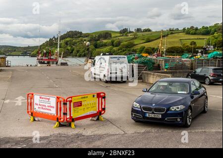 Union Hall, West Cork, Irland. Mai 2020. Ein Auto fährt an einem Covid-19-Warnschild vorbei, wenn es den Union Hall-Fischersteg verlässt. Credit: AG News/Alamy Live News Stockfoto