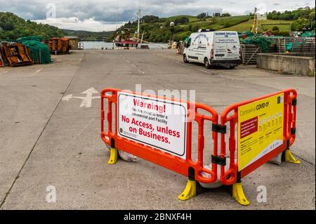 Union Hall, West Cork, Irland. Mai 2020. Covid-19 Warnschilder weisen auf den Eingang zum Union Hall Angelsteg. Credit: AG News/Alamy Live News Stockfoto