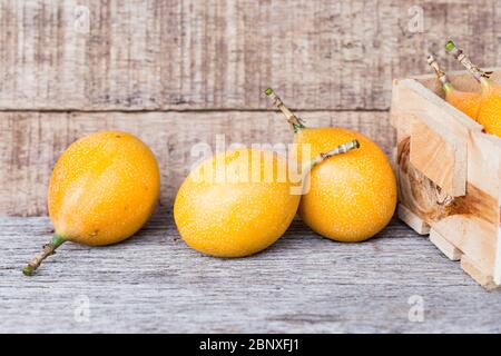 Haufen Granatapfelfrüchte, auf Holzhintergrund, Nahaufnahme Stockfoto