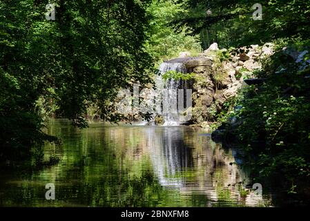 Kleiner Wasserfall am Lac des Minimes im Bois de Vincennes am östlichen Rand von Paris, Frankreich. Stockfoto