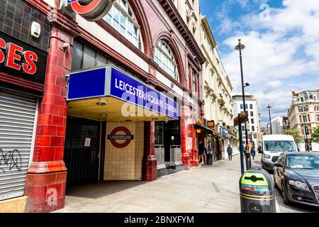 16. Mai 2020 London, UK - Leicester Square U-Bahn Station während der Coronavirus Pandemie gesperrt geschlossen Stockfoto