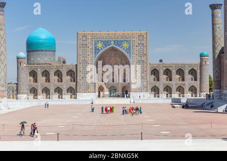 SAMARKAND, USBEKISTAN - 28. AUGUST 2016: Tilya Kori Madrasah in Samarkand, Usbekistan Stockfoto