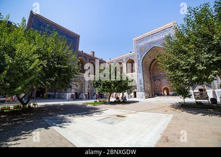 SAMARKAND, USBEKISTAN - 28. AUGUST 2016: Menschen im Hof von Ulugh Beg Madrasah in Samarkand, Usbekistan Stockfoto