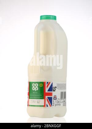 Co-op-Milchflaschen aus Kunststoff isoliert vor weißem Hintergrund mit einer Reflexion. Eine Flasche fettarme, halbfettarme grüne Deckelmilch. Stockfoto