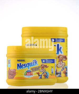 Nesquik Milchshake Mix Produkt in einem gelben Kunststoffbehälter isoliert vor einem weißen Hintergrund mit einer Reflexion. Stockfoto