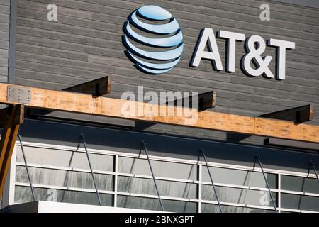 Ein Logo-Schild vor einem AT&T-Einzelhandelsgeschäft in Wilmington, Delaware, am 4. Mai 2020. Stockfoto