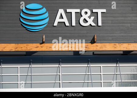 Ein Logo-Schild vor einem AT&T-Einzelhandelsgeschäft in Wilmington, Delaware, am 4. Mai 2020. Stockfoto