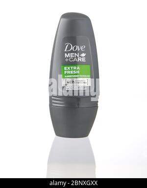 Dove Männer Roll-on Deo isoliert vor einem weißen Hintergrund Stockfoto