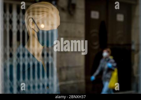 Barcelona, Spanien. 16. Mai 2020 - EINE Schaufensterpuppe mit einer schützenden Gesichtsmaske schmückt die Schaufensterdekoration eines geschlossenen Bekleidungsladens in der Innenstadt von Barcelona. Quelle:Jordi Boixareu/Alamy Live News Stockfoto