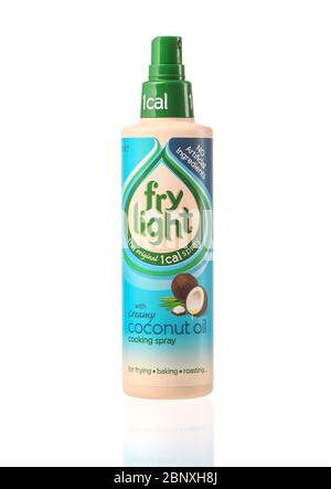 Braten Sie Licht mit Kokosöl 1 Kalorienkochflasche Sprayflasche isoliert vor einem weißen Hintergrund mit Reflexion. Stockfoto