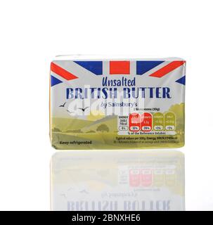 Ungesalzene britische Butter von Sainsburys in einer Verpackung auf weißem Hintergrund mit einer Reflexion isoliert. Stockfoto