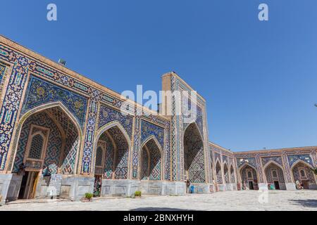 SAMARKAND, USBEKISTAN - 28. AUGUST 2016: Hof von Tilya Kori Madrasah in Samarkand, Usbekistan Stockfoto