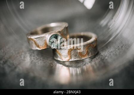 Foto von Eheringen in einem Glas Stockfoto
