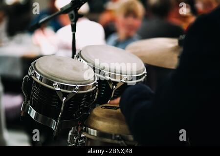 Foto eines Mannes, der auf Trommeln spielt Stockfoto