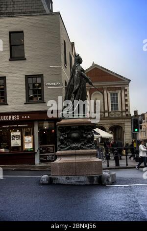 Königin Victoria Statue vor Windsor Castle. Castle Hill, Windsor, Berkshire, England, Großbritannien Stockfoto