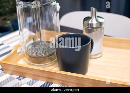 Tasse auf Holztablett Platz auf dem Tisch in der Küche. Nahaufnahme Stockfoto