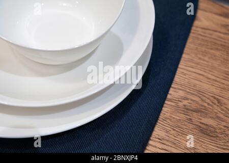 Leere weiße Teller auf Holztisch. Nahaufnahme Stockfoto