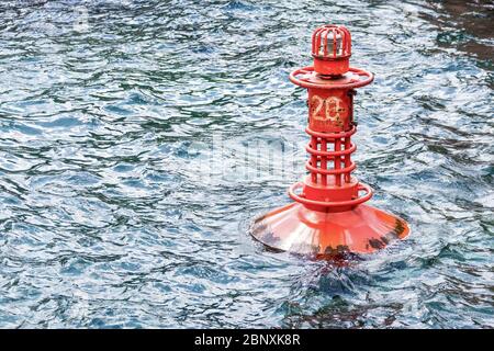 Eine rote Metallboje auf dem Meer Stockfoto