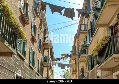 Mitten in Venedig sind Wäscheleinen mit Wäsche zwischen den Reihen der Häuser gespannt Stockfoto