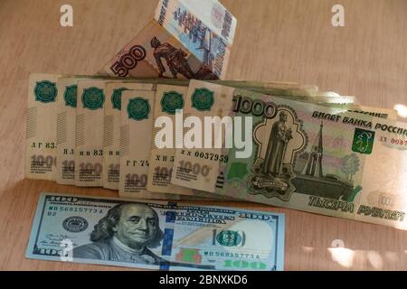 US-Dollar Wechselkurs gegen russischen Rubel Stockfoto