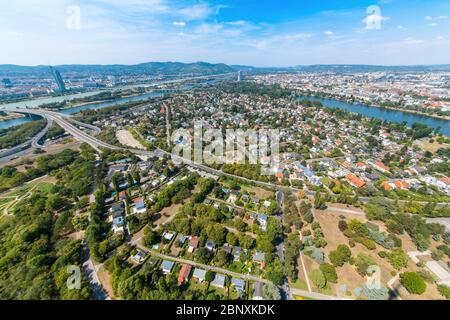 Ein atemberaubender Blick auf Wien hoch oben vom Donauturm Stockfoto