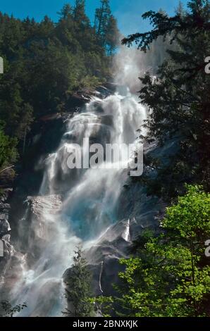 Ein Wasserfall in den Bergen Stockfoto