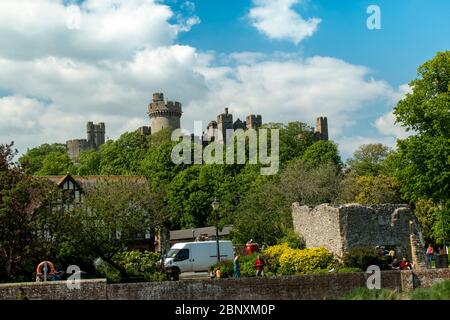 Blick vom Ufer der Blackfriars Dominikanischen Priorat Ruinen mit Arundel Castle mit Blick auf die Stadt Arundel. Stockfoto